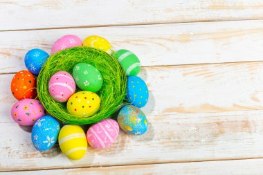 Ahşap arka planda paskalya yumurtaları