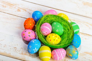 Ahşap arka planda paskalya yumurtaları