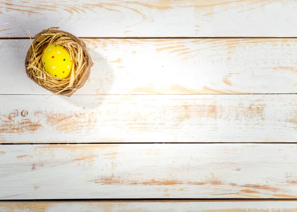 Uova di Pasqua su sfondo di legno — Foto Stock