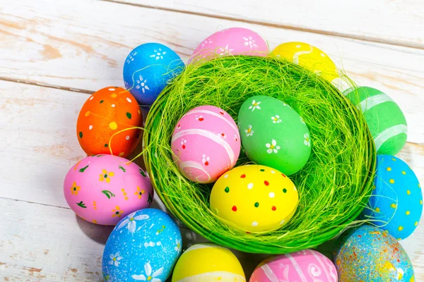 Ahşap arka planda paskalya yumurtaları