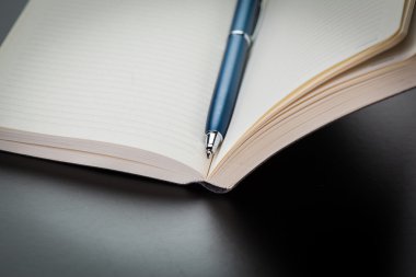 boş bir defter ve kalem