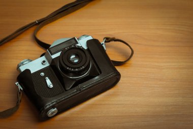 ahşap masa üzerinde Vintage fotoğraf makinesi