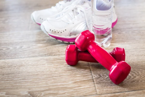 Sneakers and small dumbbells — Stock Photo, Image