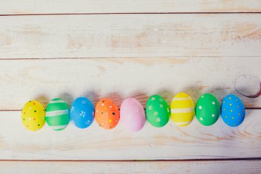 Pastel renklerle boyanmış Paskalya yumurtaları.