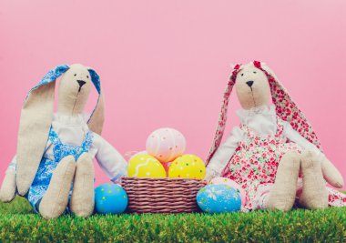 Yeşil çimlerde paskalya yumurtaları