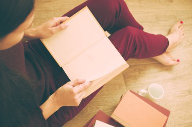 Kitabı okuyan kadın.