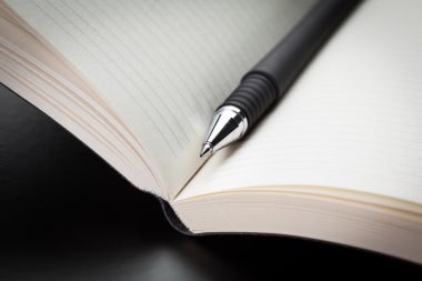 defter ve kalem masaya.