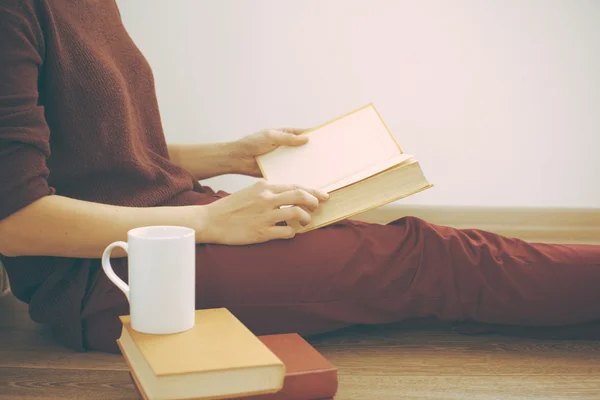 Mulher lendo o livro — Fotografia de Stock