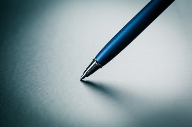 Ofis resepsiyon masası kalem ile