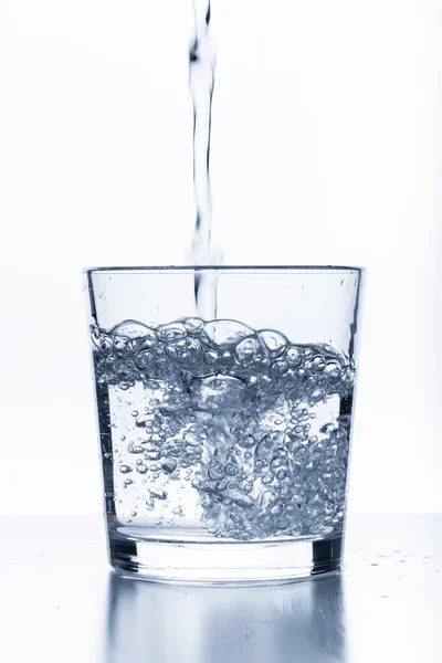 Wasser spritzt aus Glas — Stockfoto