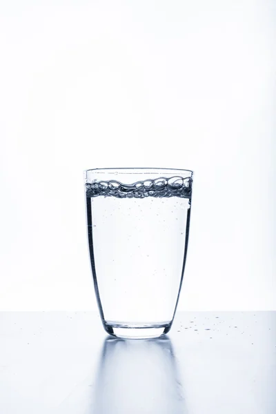 Vaso de agua aislado en blanco — Foto de Stock