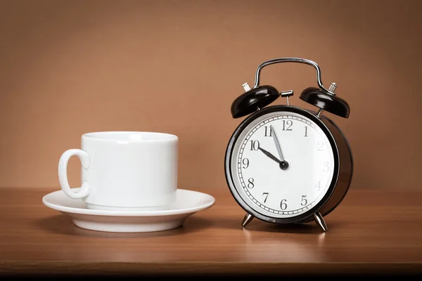 Reloj despertador retro en una mesa . — Foto de Stock