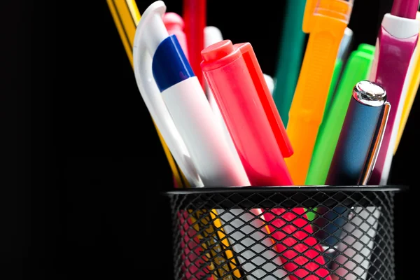 Цветные ручки в корзине — стоковое фото