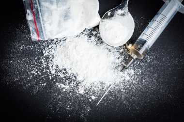 Uyuşturucu şırıngası ve pişirilmiş eroin.