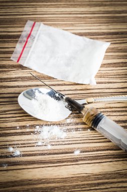 Uyuşturucu şırıngası ve pişirilmiş eroin.