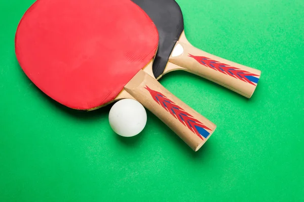 Tabletennis 라켓과 공 테이블 — 스톡 사진