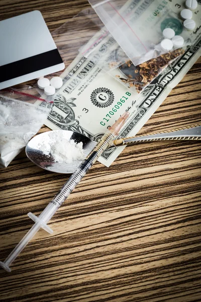 Drogenspritze und gekochtes Heroin auf Löffel — Stockfoto