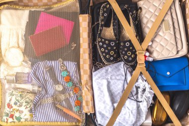 Bavul tatil öğelerin Paketli