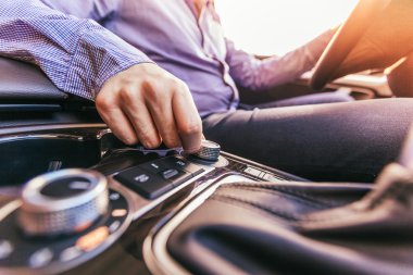 Arabayı süren adam.