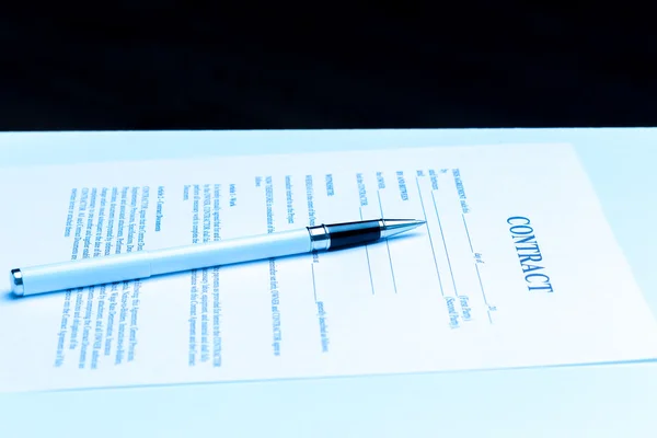 Шариковая ручка по контракту — стоковое фото