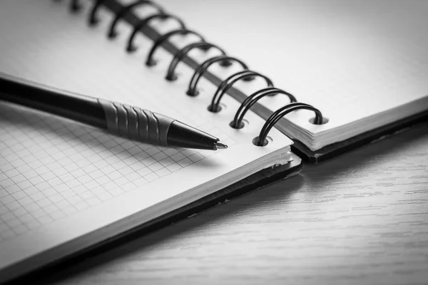 Cuaderno con pluma en la mesa — Foto de Stock