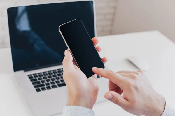 Hombre de negocios que trabaja con dispositivos — Foto de Stock