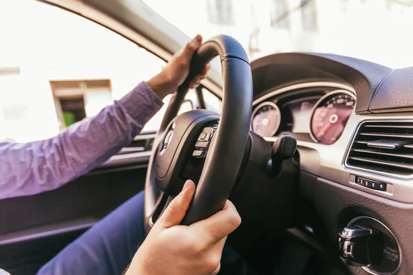 男の運転車 — ストック写真