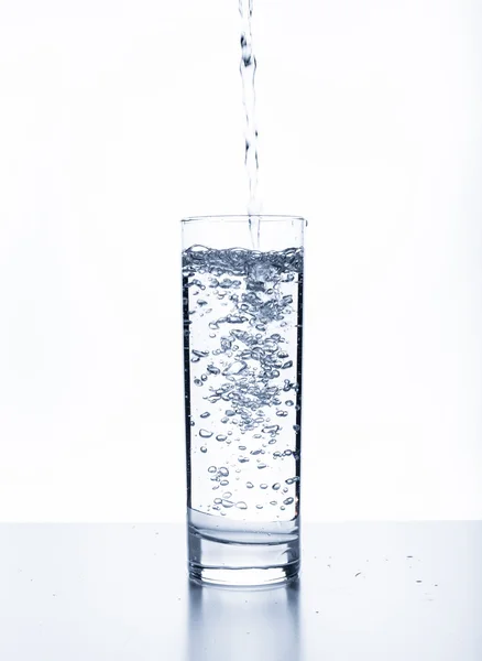 Wasser spritzt aus Glas — Stockfoto