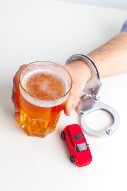 Sarhoş sürüş kavramı - bira, anahtarları ve kelepçe
