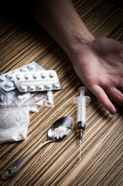 ahşap zemin üzerinde uyuşturucu