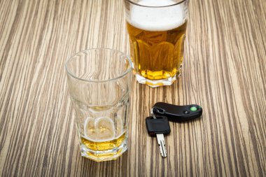 alkol araba anahtarları ve kelepçe