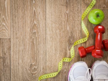 spor ayakkabı ve ölçüm bandı