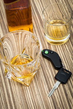 Arabanın anahtarını dökülen alkolle çubuğunda