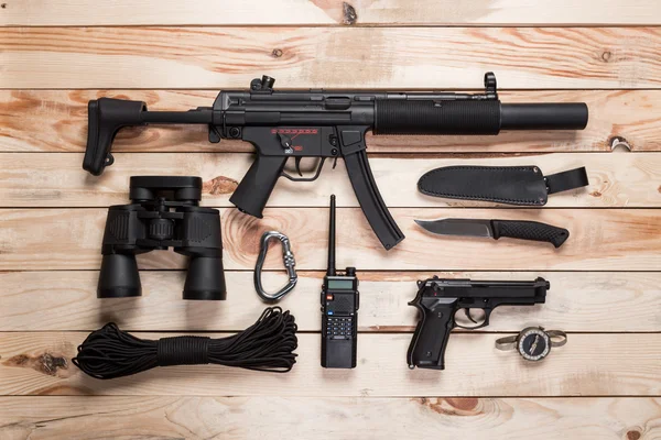 Zbraně na dřevěné desce — Stock fotografie