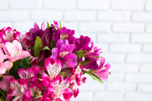 Vaso com flores na mesa — Fotografia de Stock