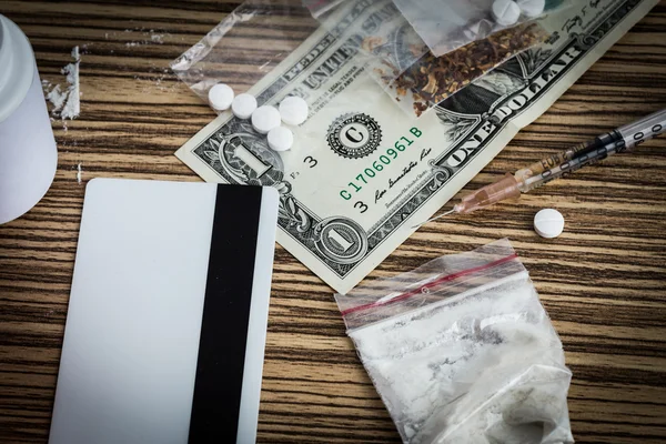 Drogenspritze und gekochtes Heroin — Stockfoto