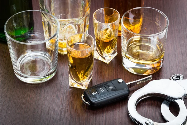 Autoschlüssel mit verschüttetem Alkohol auf der Theke — Stockfoto