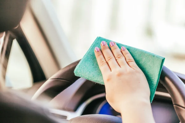 Woman clining car — Stock Photo, Image