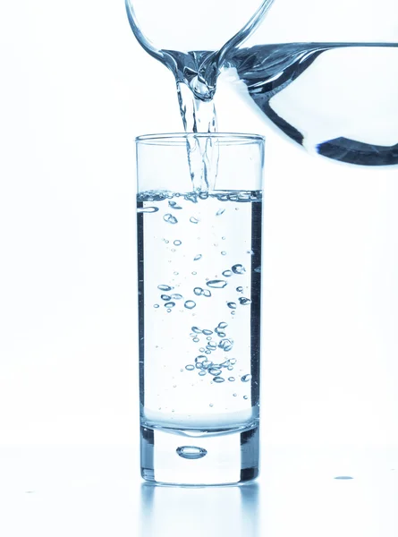 Gieten van water uit een werper — Stockfoto