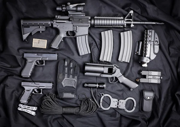 Комплект оружия на черной ткани — стоковое фото