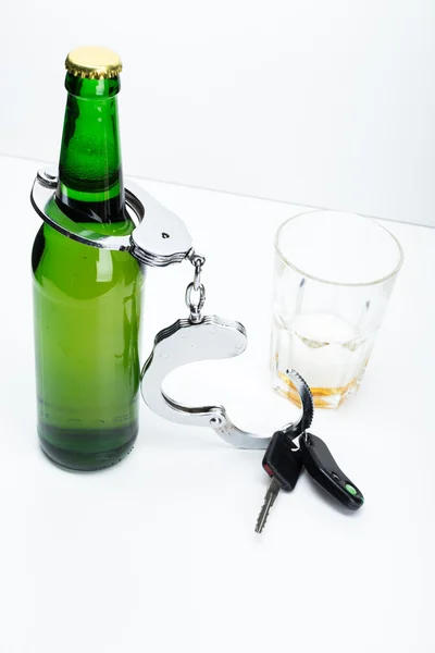 Chiavi e manette dell'automobile dell'alcool — Foto Stock