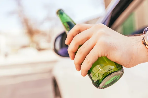 Hombre beber alcohol mientras conduce el coche —  Fotos de Stock