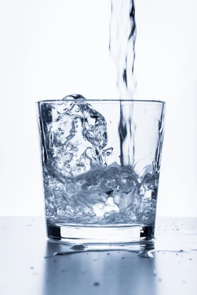 Wasser spritzt aus Glas — Stockfoto