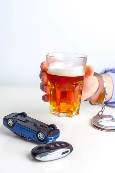 Концепция вождения в нетрезвом виде - пиво, ключи и наручники — стоковое фото