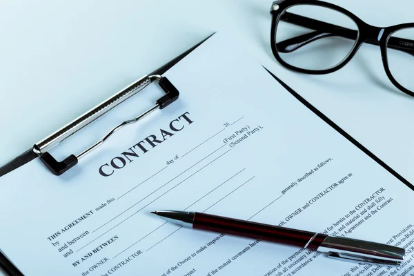 Бізнес контракт з ручкою — стокове фото