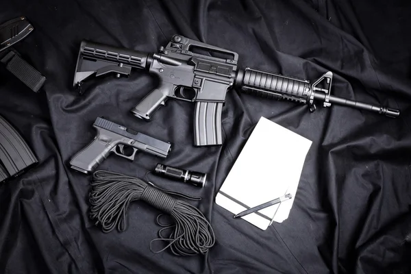 Комплект оружия на черной ткани — стоковое фото
