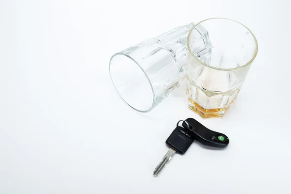 Αλκοόλ και αυτοκίνητο κλειδιά. στο τραπέζι. — Φωτογραφία Αρχείου