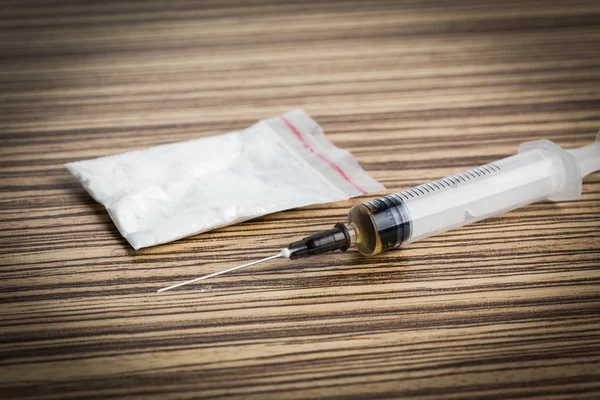 Gyógyszer, fecskendő és főtt heroin — Stock Fotó