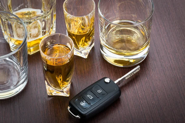 Autó kulcs a kiömlött alkohol bar — Stock Fotó