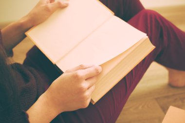 Kitabı okuyan kadın.